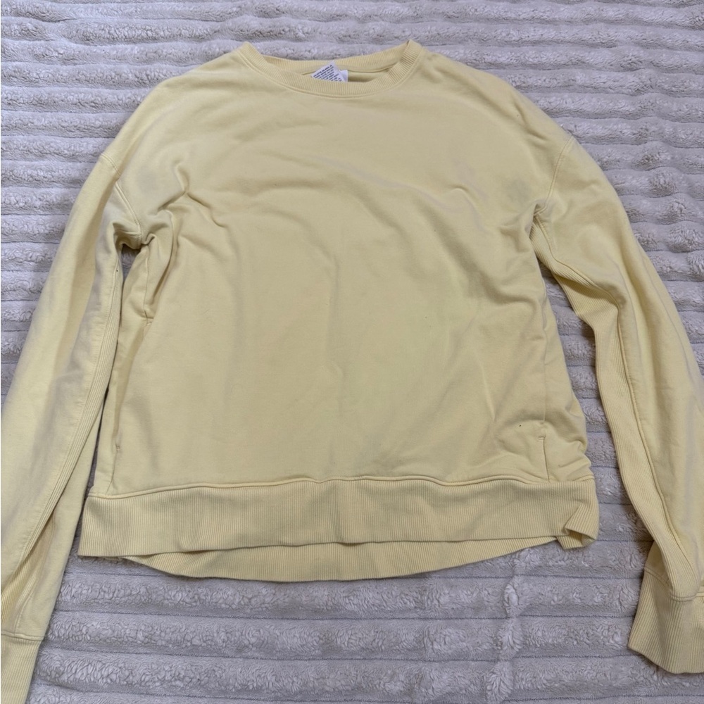 All in motion crewneck with pockets and finger holes